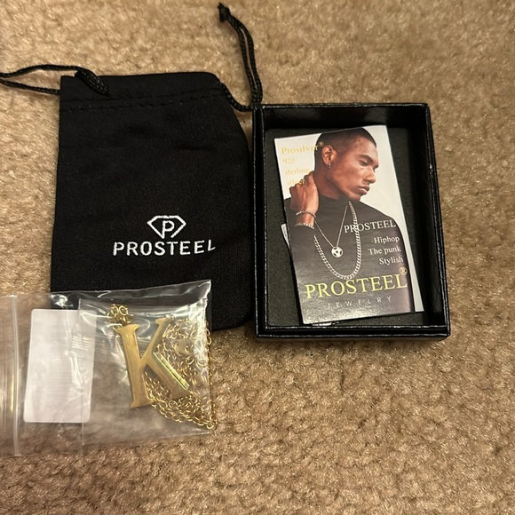 Women’s initial necklace - Picture 8 of 11